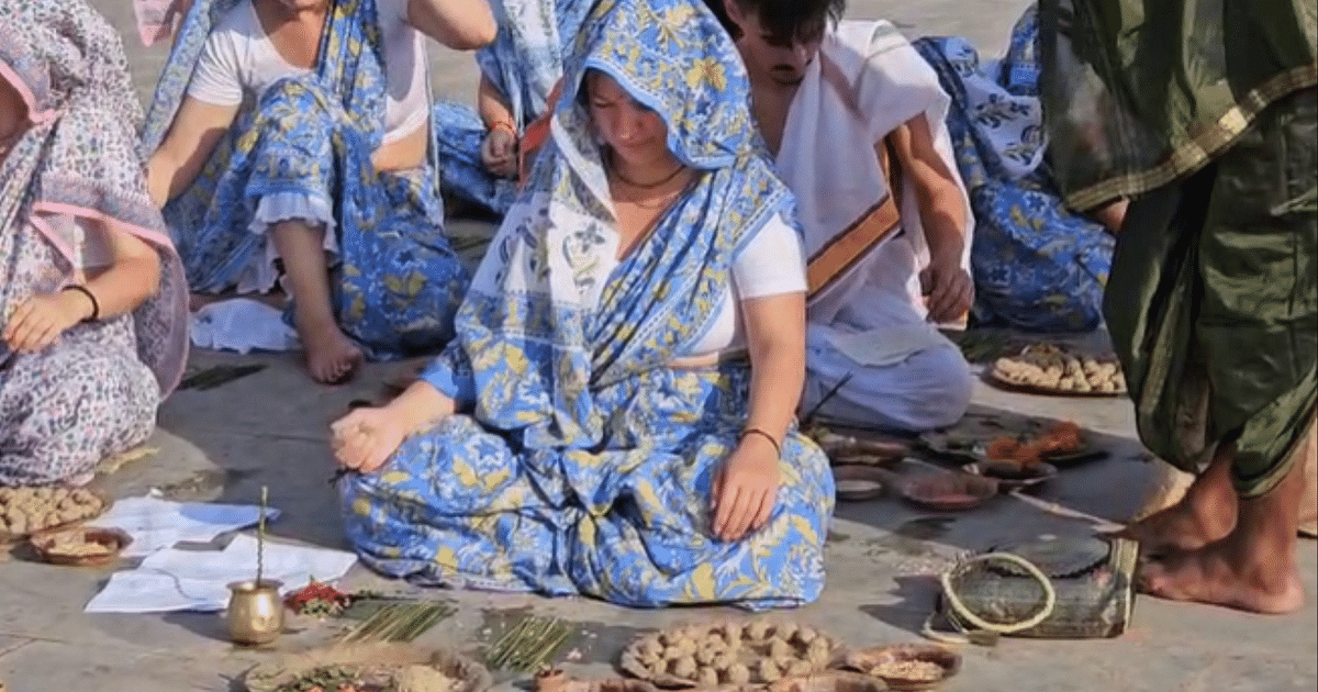 Pitru Paksha: Foreign guests from Germany wished for the salvation of ancestors, see pictures of Pind Daan at Devghat.