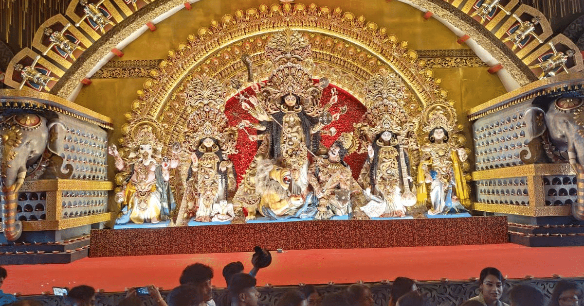 Photos: In Kolkata, the idol of Maa Durga made from 1.5 lakh vine leaves became the center of attraction for the people.