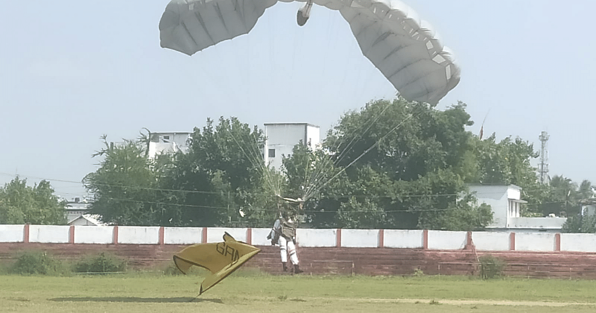 Air Force's sky divers descended from the sky in Darbhanga, thousands of crowd gathered in the polo ground, see pictures