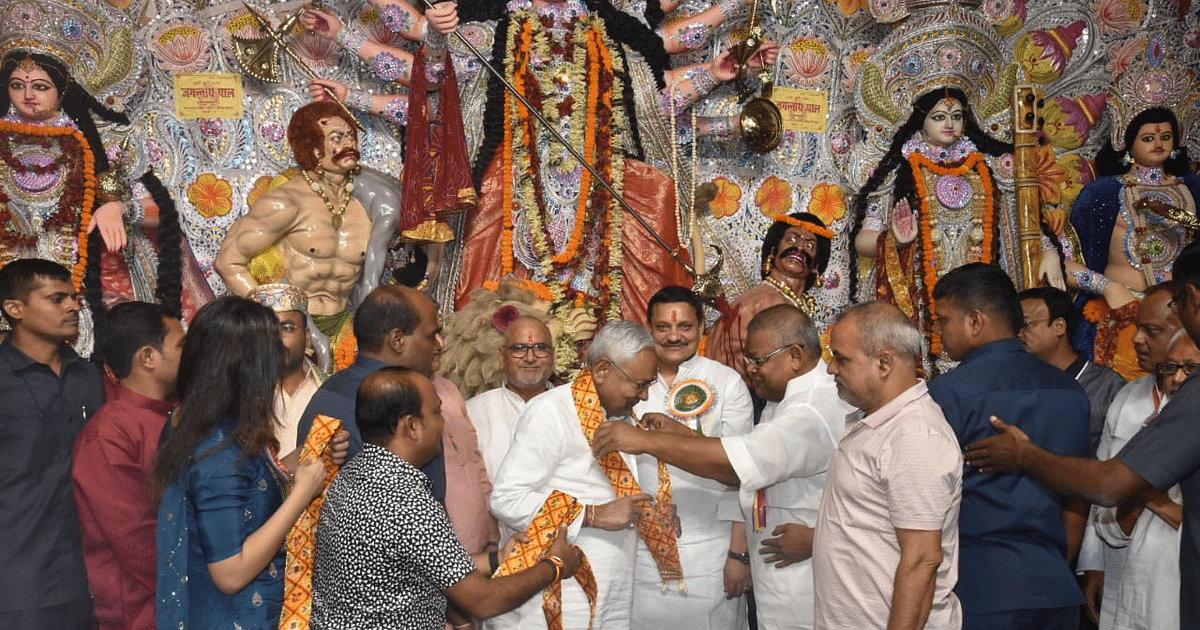 PHOTOS: Open doors of Maa Durga idols, many leaders including CM Nitish Kumar arrived for darshan