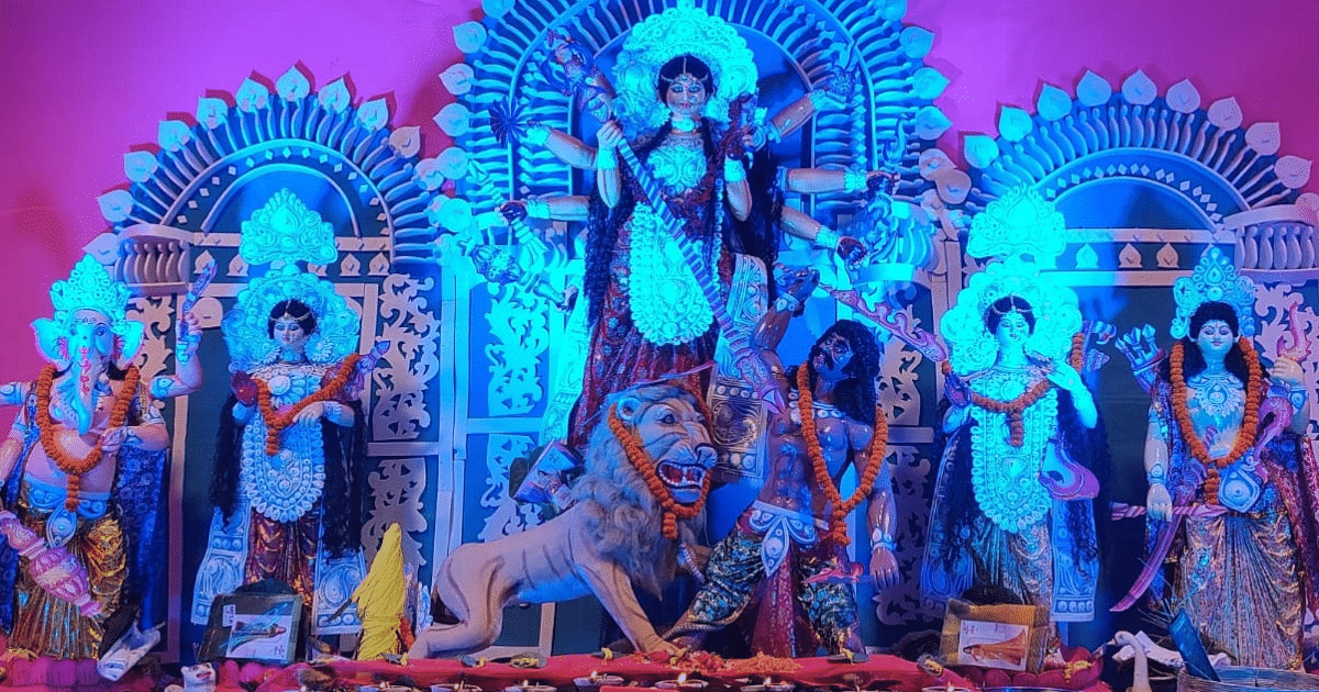 PHOTOS: Durga Puja pandals are becoming vibrant in Angada, Ranchi, devotees are busy worshiping the Mother Goddess.