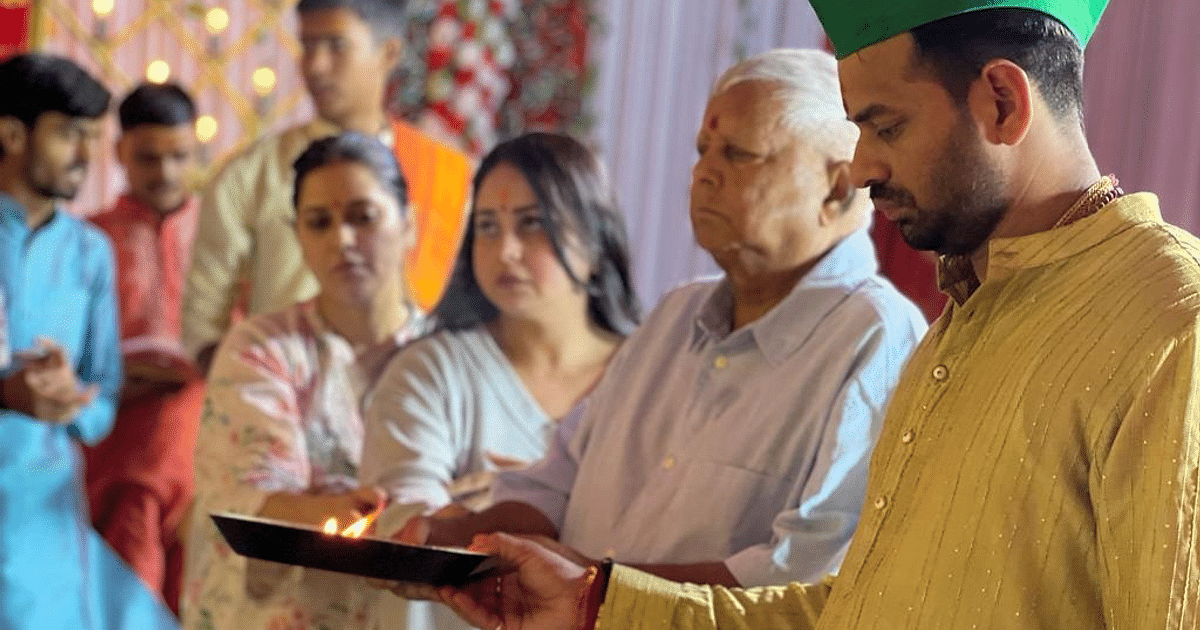 Nitish Kumar and Lalu Prasad reached the pandal for Devi darshan, sought peace and prosperity for the state, see photos