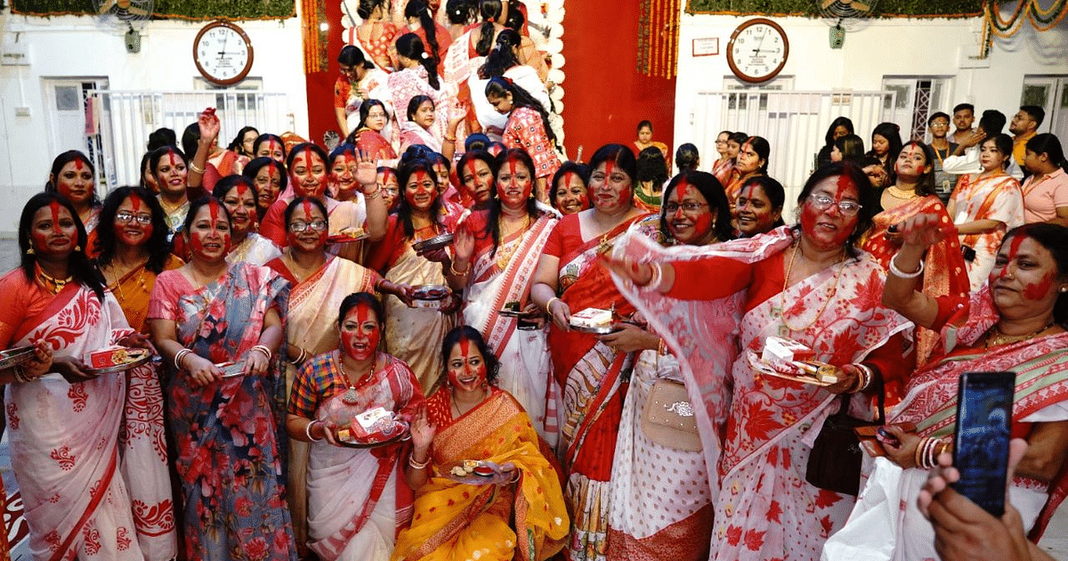Happy Vijaya Dashami: Bangiya Durga Bari courtyard turned red with vermilion, bid farewell to Maa Durga like this