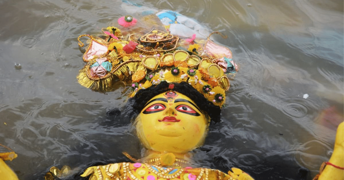Photos: 'Aabar Esho Maa' Farewell given to Maa Durga under tight security at Ganga ghats