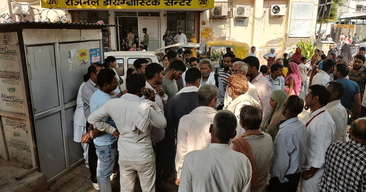 AGRA: After the death of a sanitation worker, family members created a ruckus in the district hospital demanding financial help.