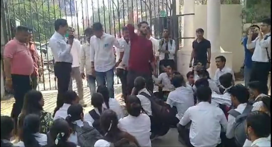 Agra: Disturbance in the results of Dr. Bhimrao Ambedkar University, students staged a strike due to less marks.