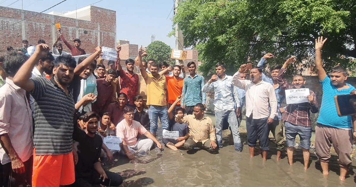 Agra: Residents angry over the problem of waterlogging in the colony, protested sitting in smelly water