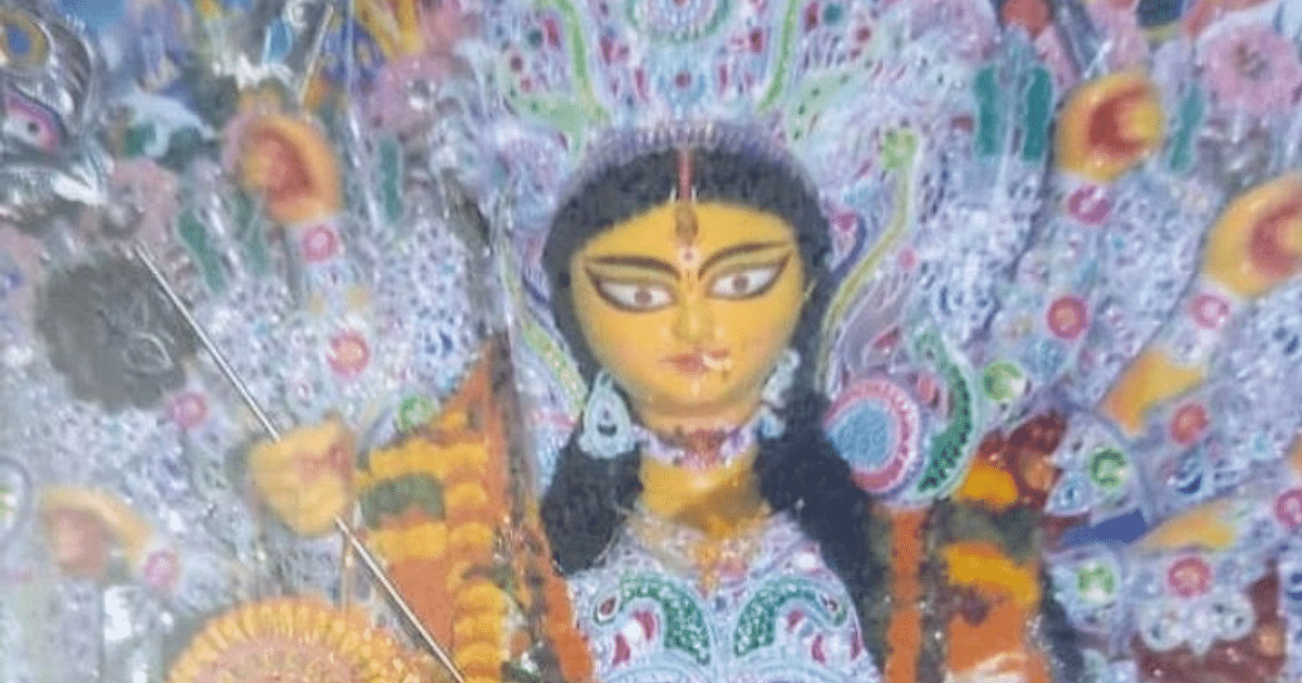 Bengali committee started Durga Puja in Gorakhpur, artists from Kolkata make idols.