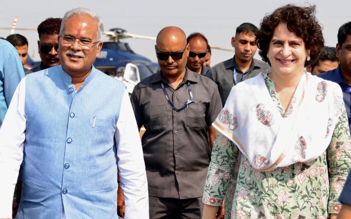 Bhupesh Baghel filled the form against dumping, Priyanka gave guarantee to Chhattisgarh from farmer loan waiver to free education.