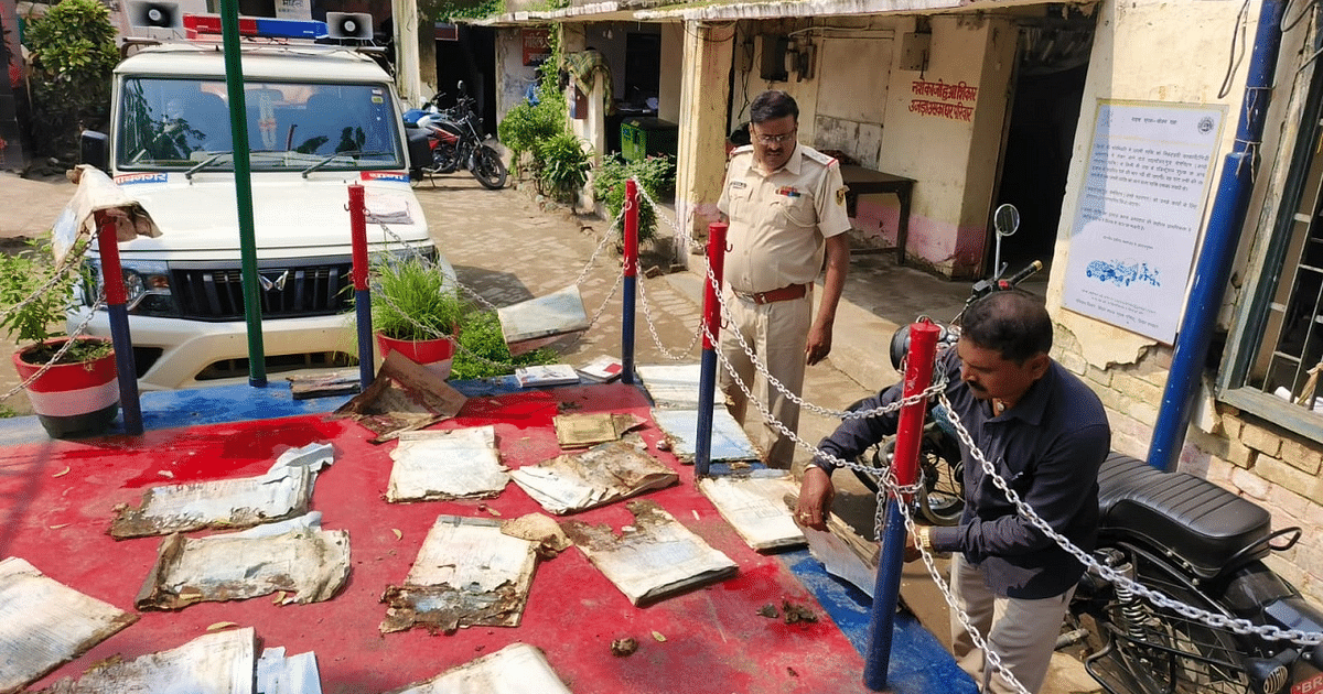 Bihar: Records of this police station of Bhagalpur got melted in rain water, when the sun came up, policemen started drying them.