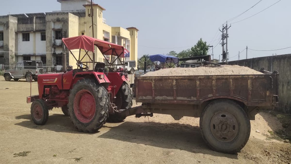 Deoghar: A laborer sitting on a sand loaded tractor fell and got injured, instead of saving him, the driver brutally crushed him.