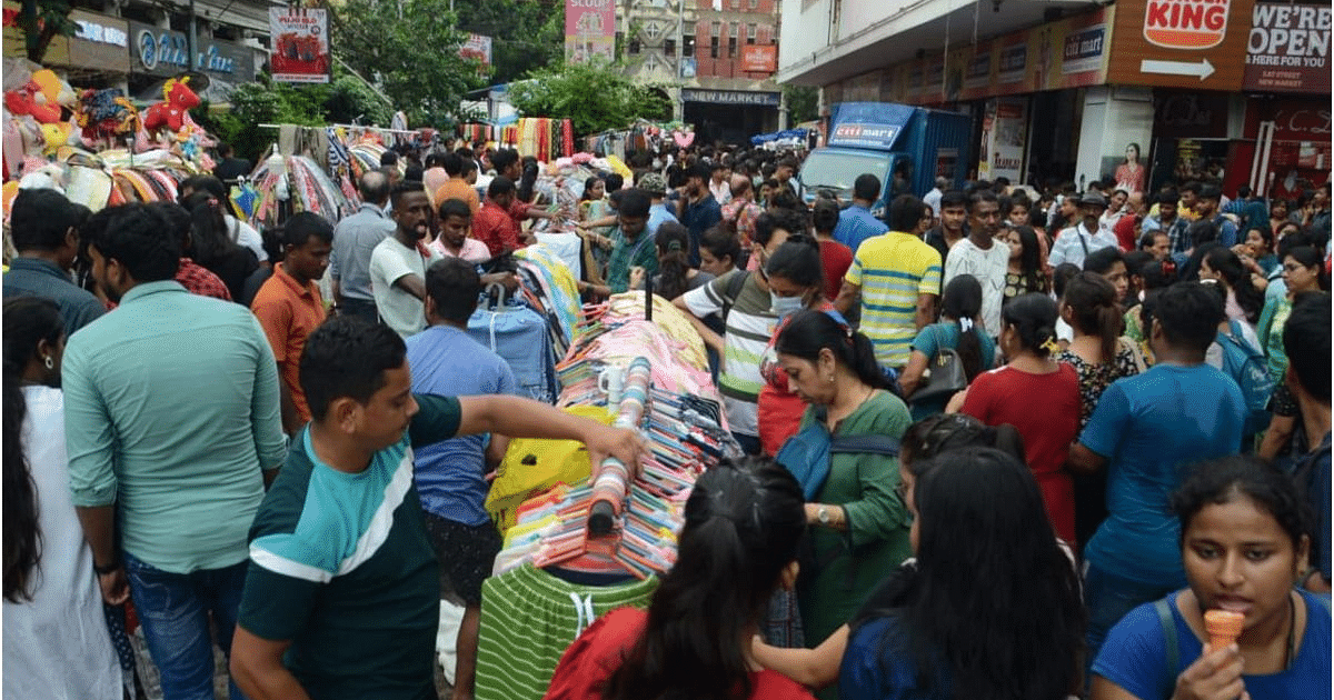 Durga Puja Shopping: Despite online shopping sites, crowd of people is gathering in the markets for shopping.