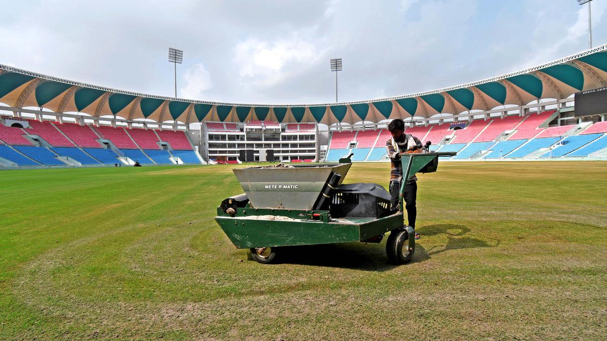Ekana Stadium: Match will be held on red clay pitch, big score will be made after grass is removed - fast bowlers will wreak havoc