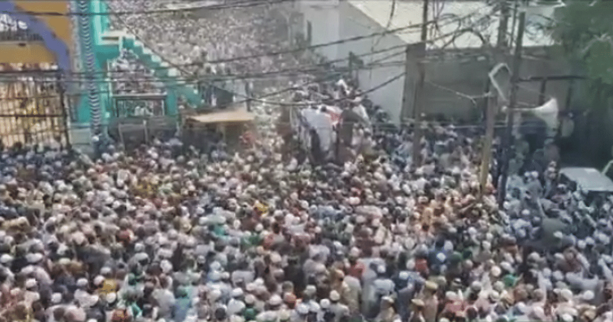 Hazrat Shah Muhammad Saqlain Miyan was laid to rest in a sad atmosphere, the city was filled with crowds of devotees who gathered to pay their last respects.