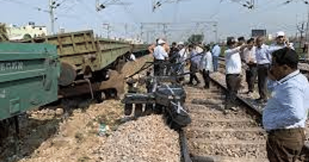 Indian Railway: Goods train derails at Varanasi Cantt railway station, Lucknow-Kolkata route disrupted.