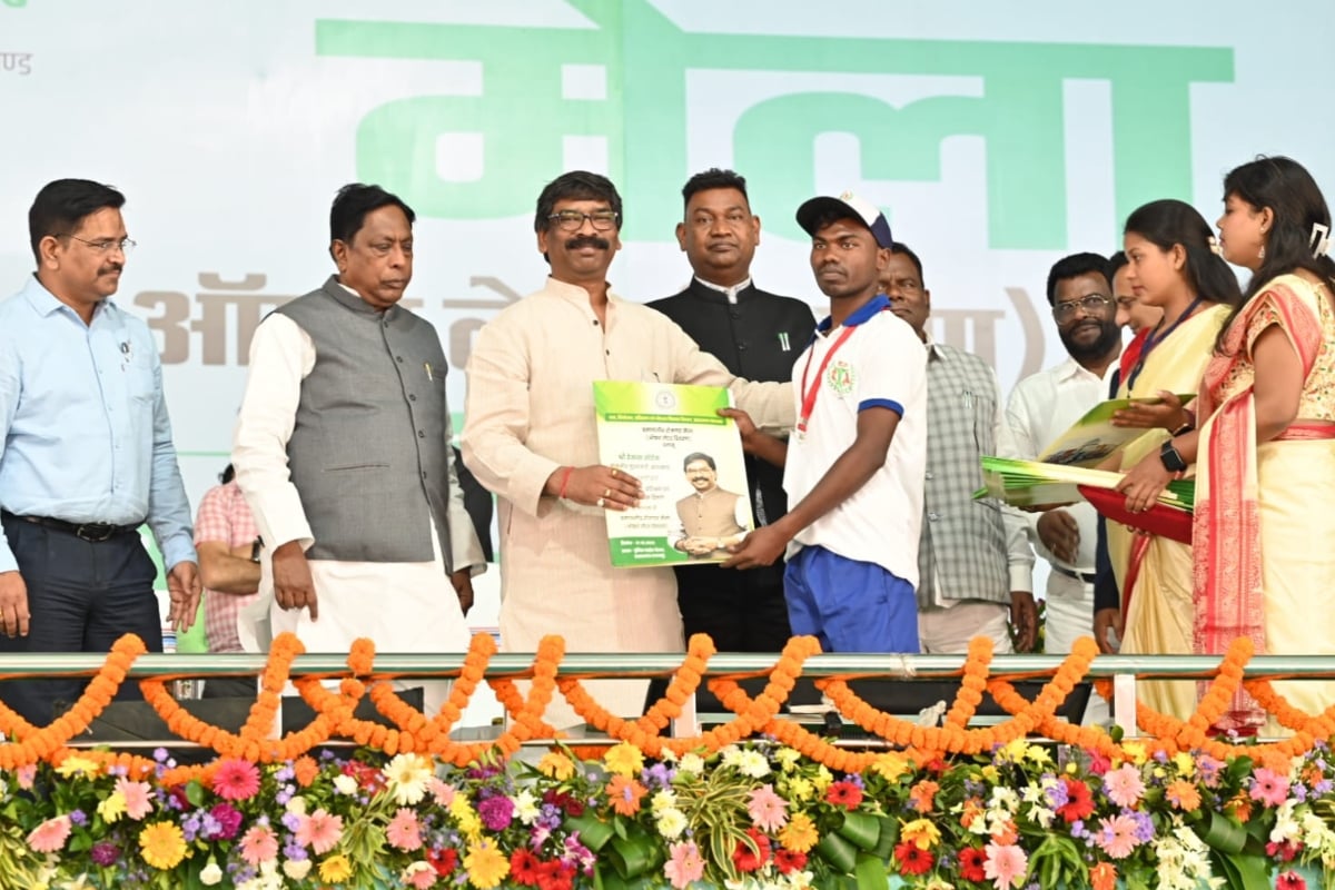 Jharkhand: CM Hemant Soren handed over appointment letters to 5132 youth in Palamu, targeted the Modi government at the Centre.