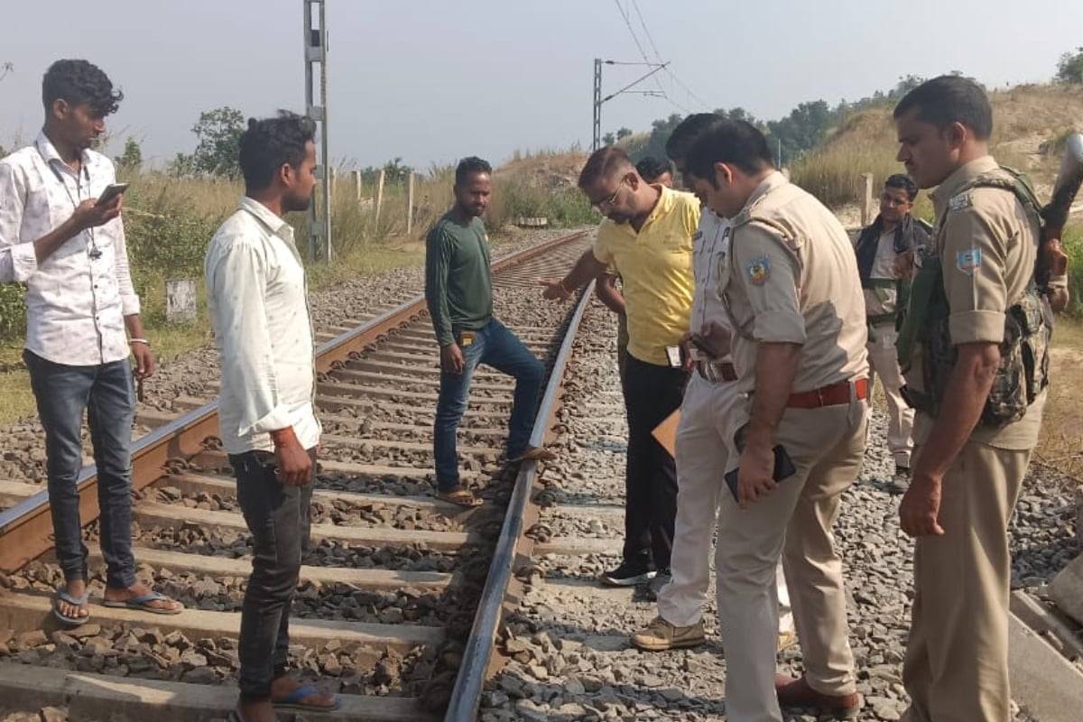 Jharkhand: Major accident in Charhi, three including two women killed after being hit by train, condition of six critical