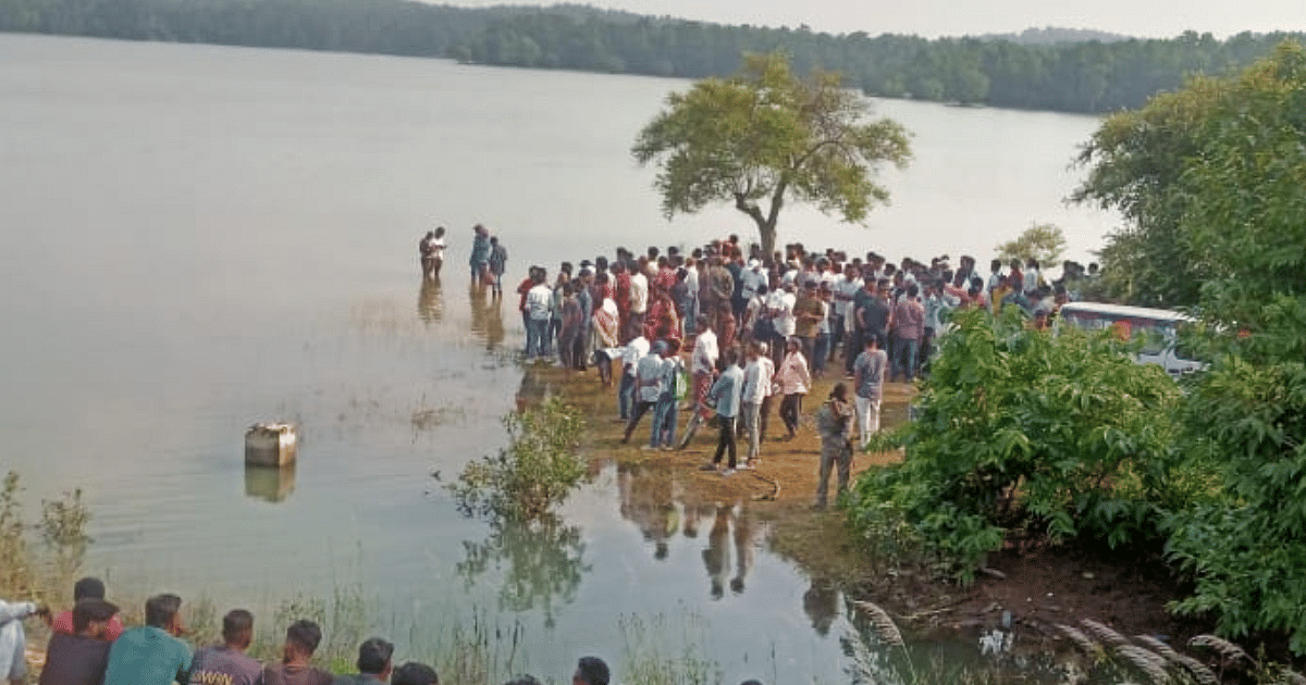 Jharkhand: Major accident in Lotwa Dam of Hazaribagh, life of one among seven students saved, bodies of six recovered, had come for a bike ride.