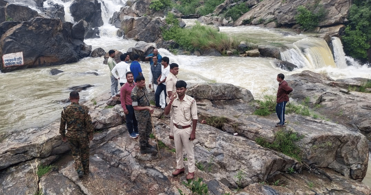 Jharkhand: Youth from Bihar drowned in Hundru Falls of Ranchi, foot slipped while taking bath, police engaged in search, friend absconding.