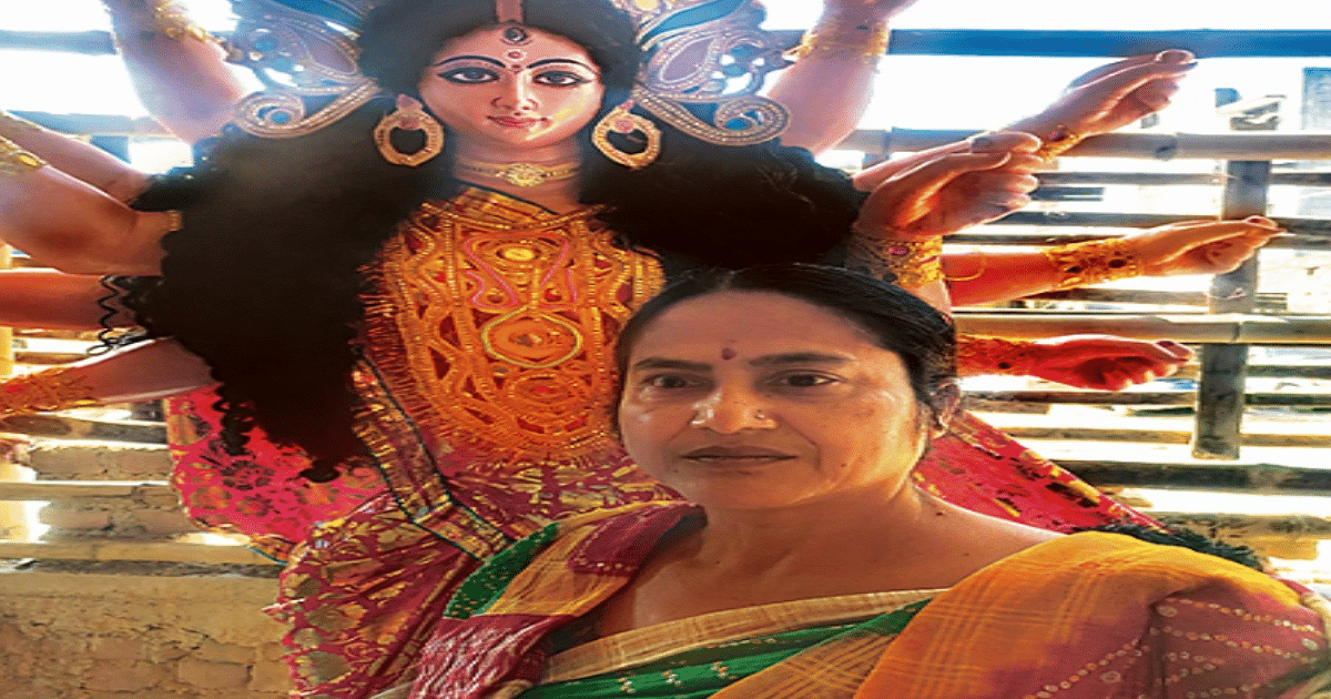 Jharkhand's nine Durga-08: Madhabi Pal has been creating a living statue of Maa Jagdamba for years