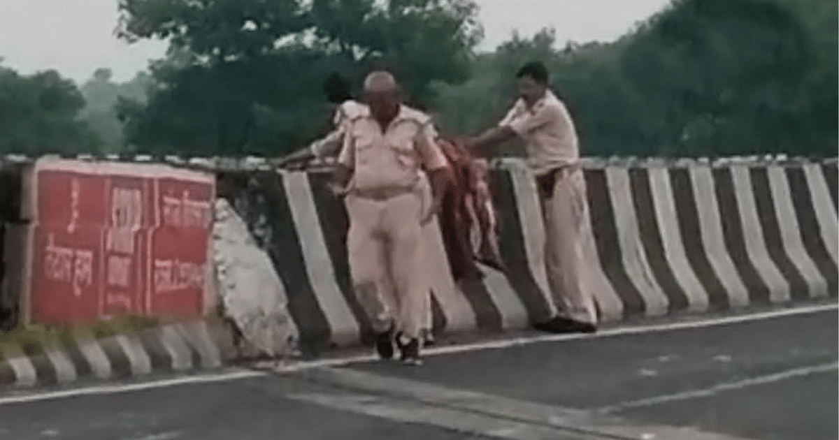 Muzaffarpur: All three policemen found guilty of throwing dead bodies in the river suspended, action taken after investigation of viral video