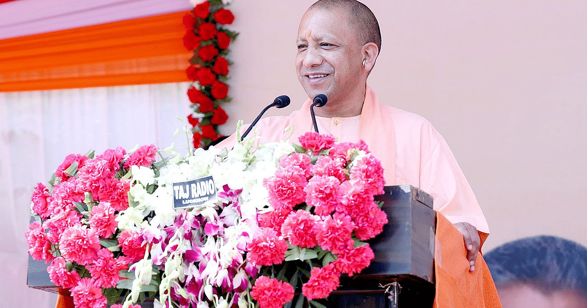 Naimisharanya: CM Yogi used broom, said - there is no shortage of money for the pilgrimage site, mentioned the darkness under the lamp