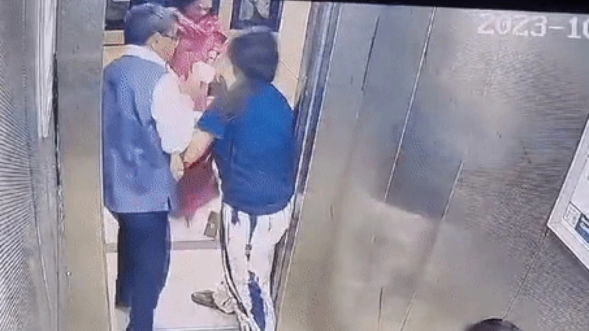 Noida: Retired IAS stopped a woman for taking a dog in the lift, a fierce fight broke out between the two, video went viral
