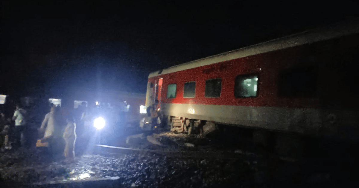 North East Express Accident: North East Express derails near Raghunathpur, six dead, 300 injured