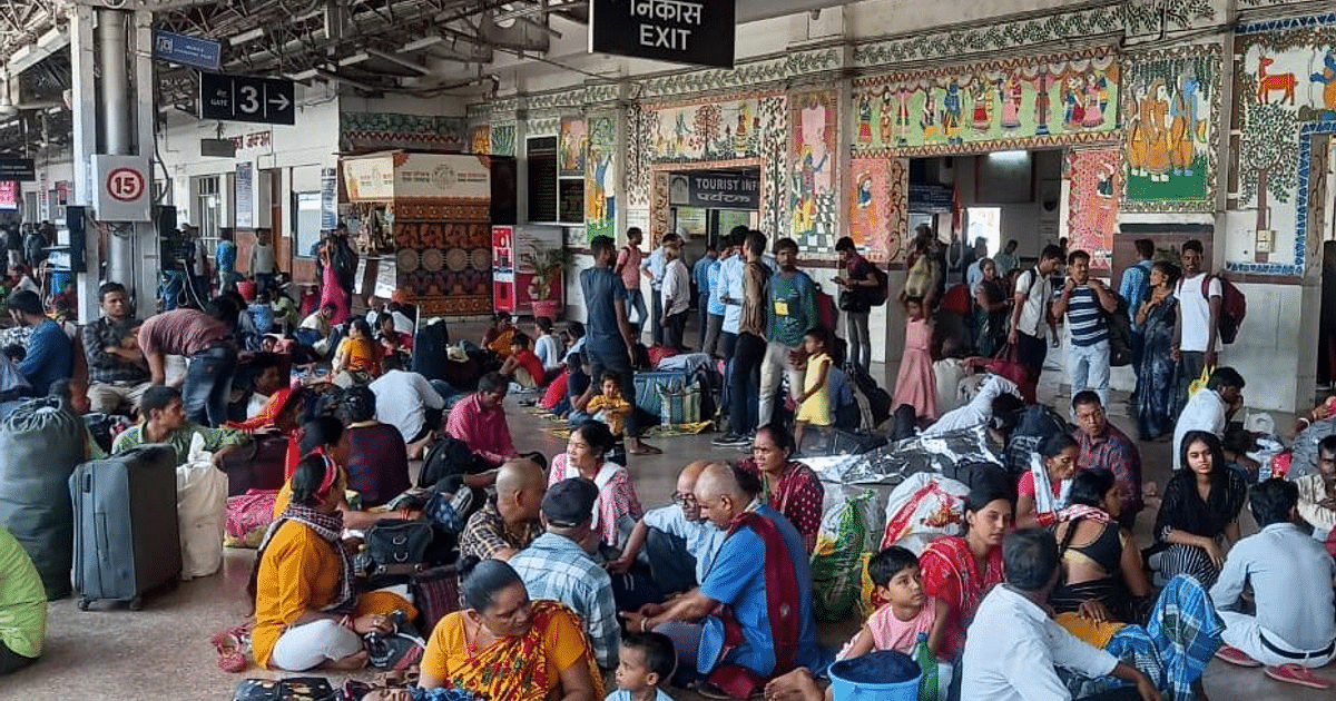 North East Train Accident: Thousands of passengers stranded at Patna Junction after the train accident...