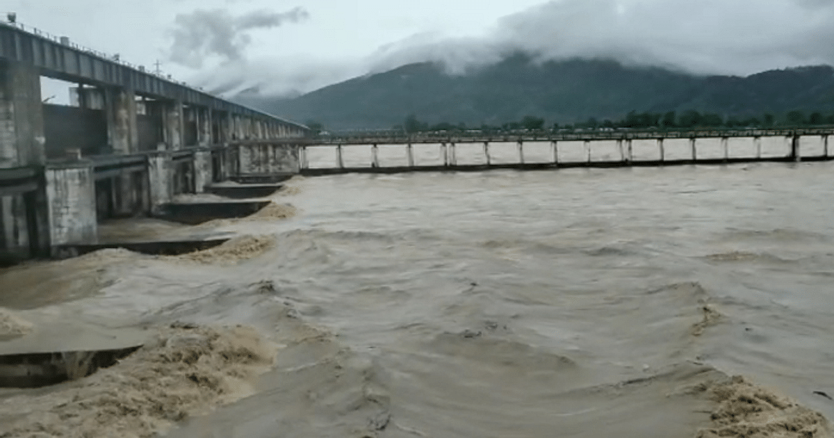 Surge in Gandak and Punpun rivers, 1 lakh 63 thousand cusecs of water released from Valmikinagar Barrage