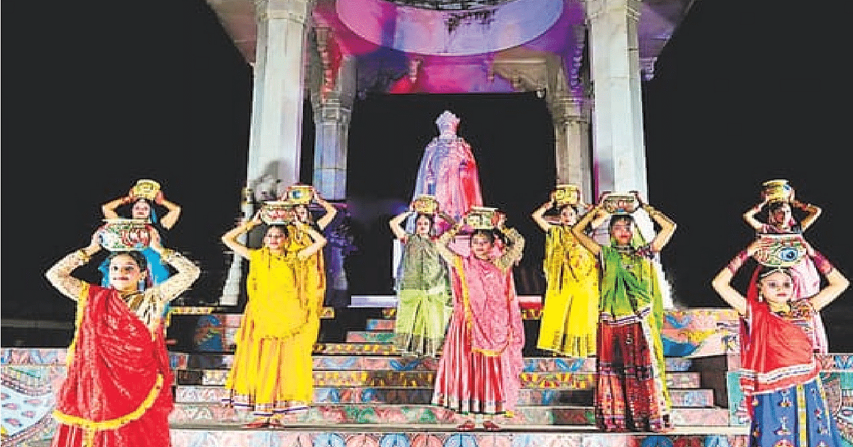 The shining light of Jhijhiya is becoming dim in the light of Dandiya, groups of girls are no longer seen during Navratri.