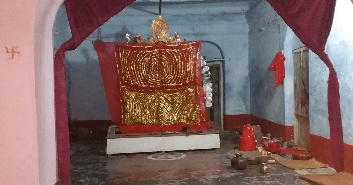 There is a tradition of Durga worship in Samastipur Deodhi for 136 years, members of the royal family worship with Tantric method.