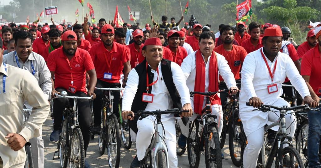 UP News: Akhilesh Yadav got down from the Samajwadi chariot and again rode a bicycle, an effort to bridge the distance with the public.