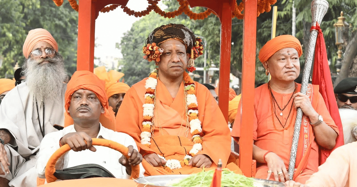UP News: Vijayadashami procession of Gorakshpeethadhishwar passed with grandeur, CM Yogi coronated Ram-Sita