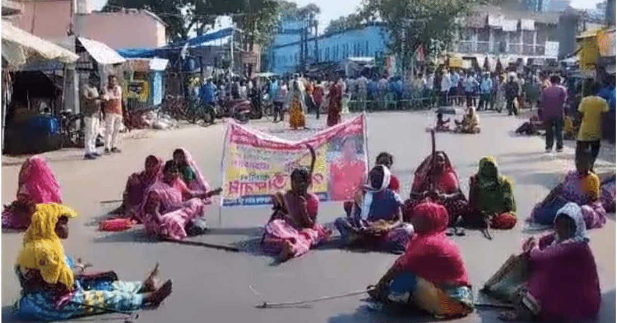 West Bengal: Road blockade and demonstration against police inaction in the kidnapping case of tribal girl.
