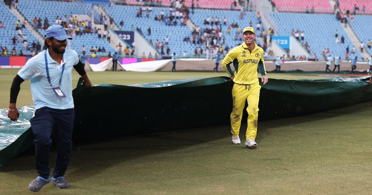 When David Warner became groundsman, veteran players were seen covering the pitch during rain in Lucknow, watch video