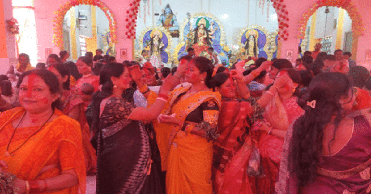 Women played vermillion in Seraikela, know what is the belief behind doing this tradition