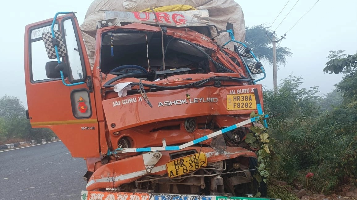 A massive collision between a Volvo bus and a canter loaded with passengers in Aligarh, two people died tragically, half a dozen injured.
