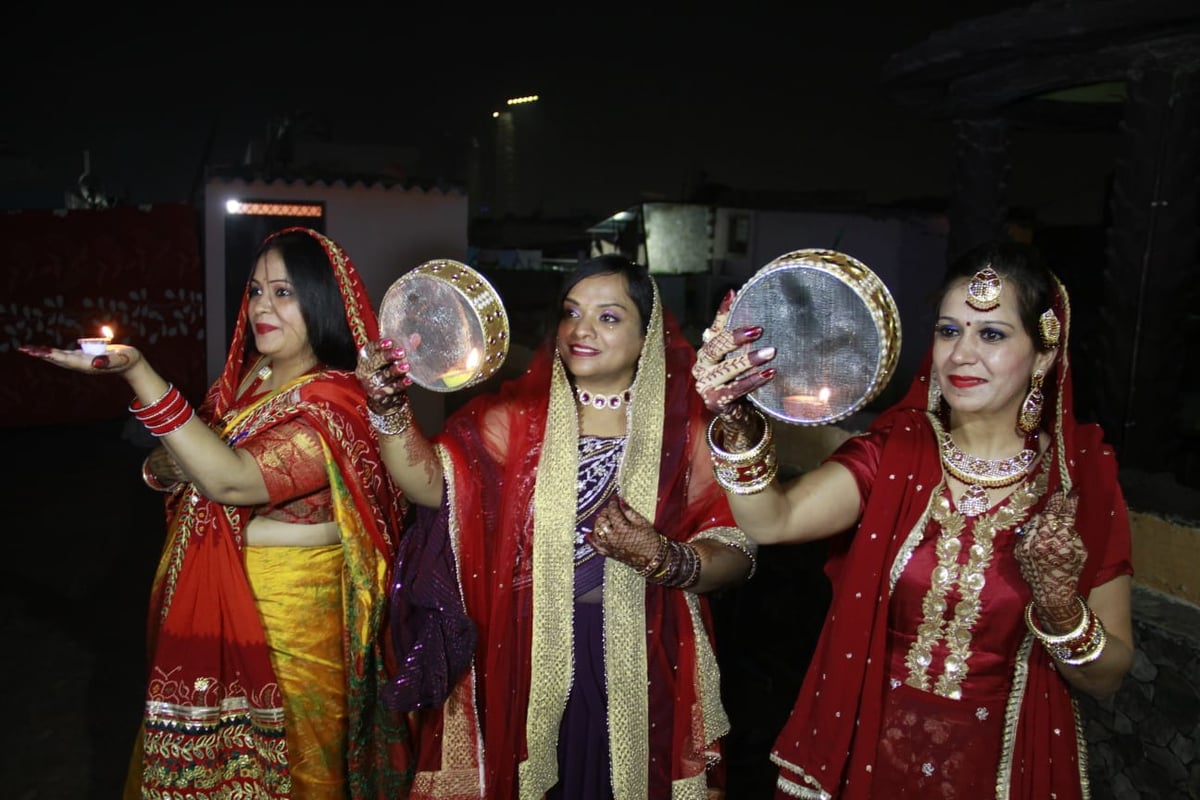 Karwa Chauth: Married women break their fast after seeing the moon in Delhi, pray for long life of their husbands