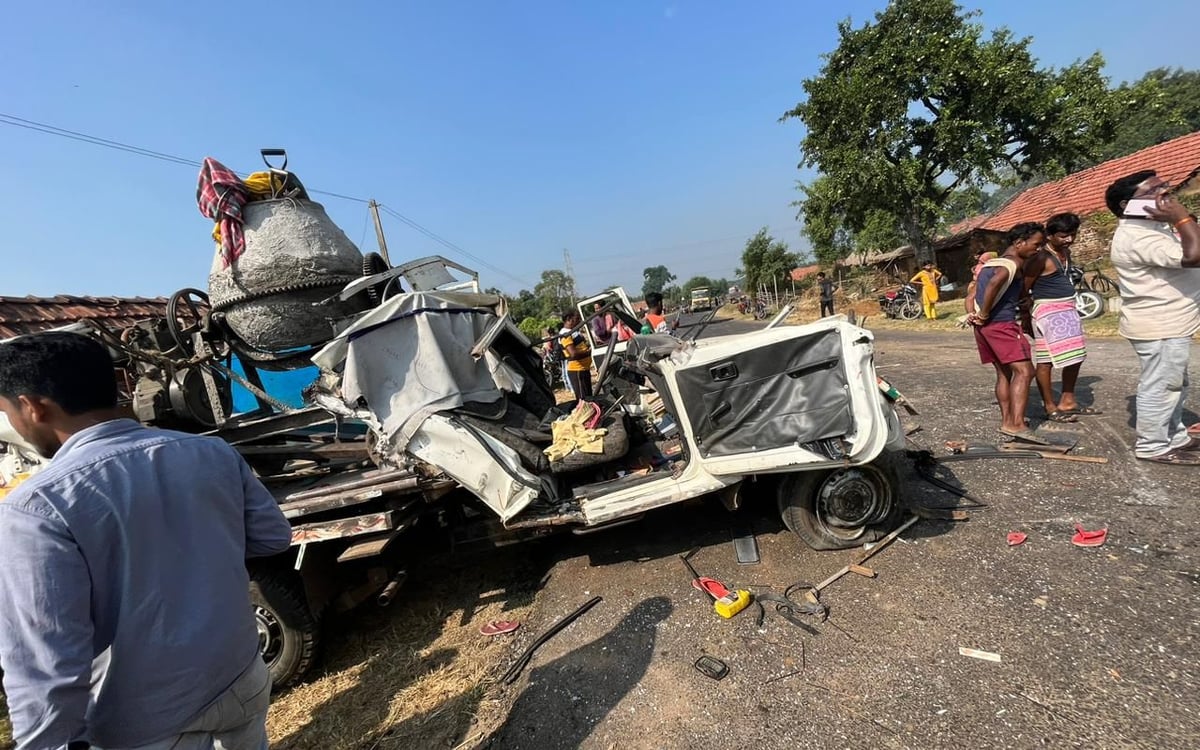 PHOTOS: One dead, two in critical condition in pickup-trailer collision on Deoghar-Jamtara border