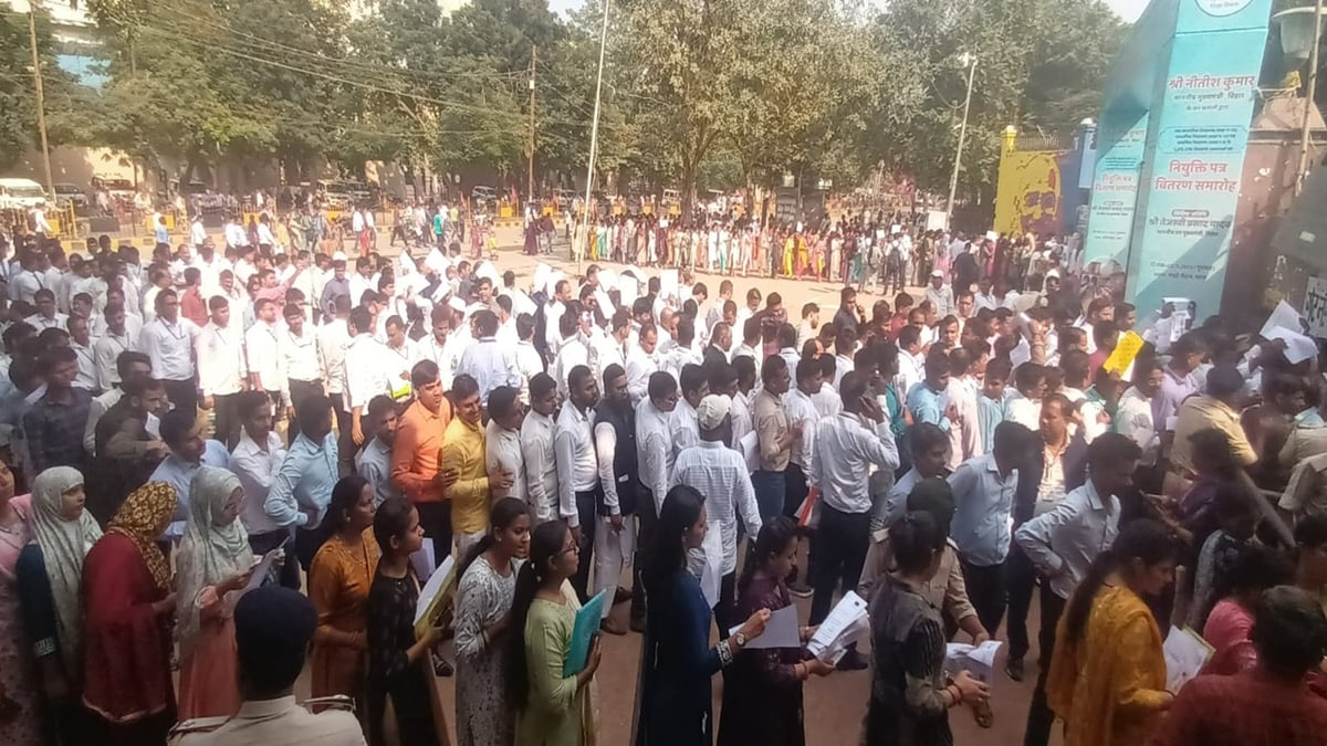 Bihar: CM Nitish Kumar will give appointment letters to 25 thousand teachers, see pictures of teachers' entry at Gandhi Maidan.