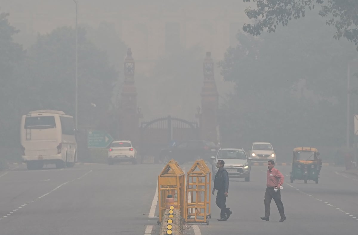 Delhi Pollution: AQI crosses four hundred in Delhi, LG holds emergency meeting, GRAP-4 postponed for now