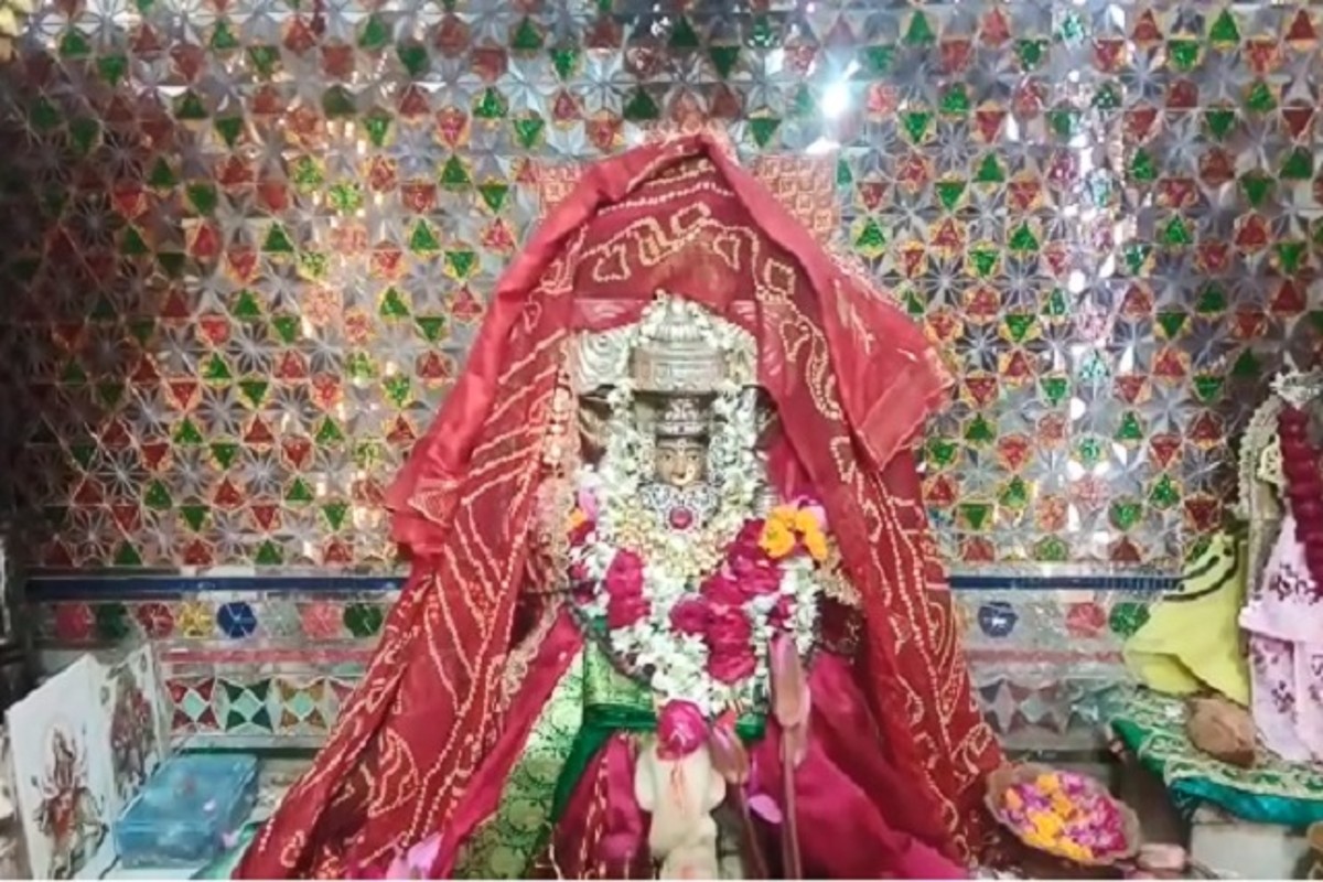 Maa Mahalakshmi: The idol of Maa Mahalakshmi changes color three times a day, if you don't believe then see the picture.
