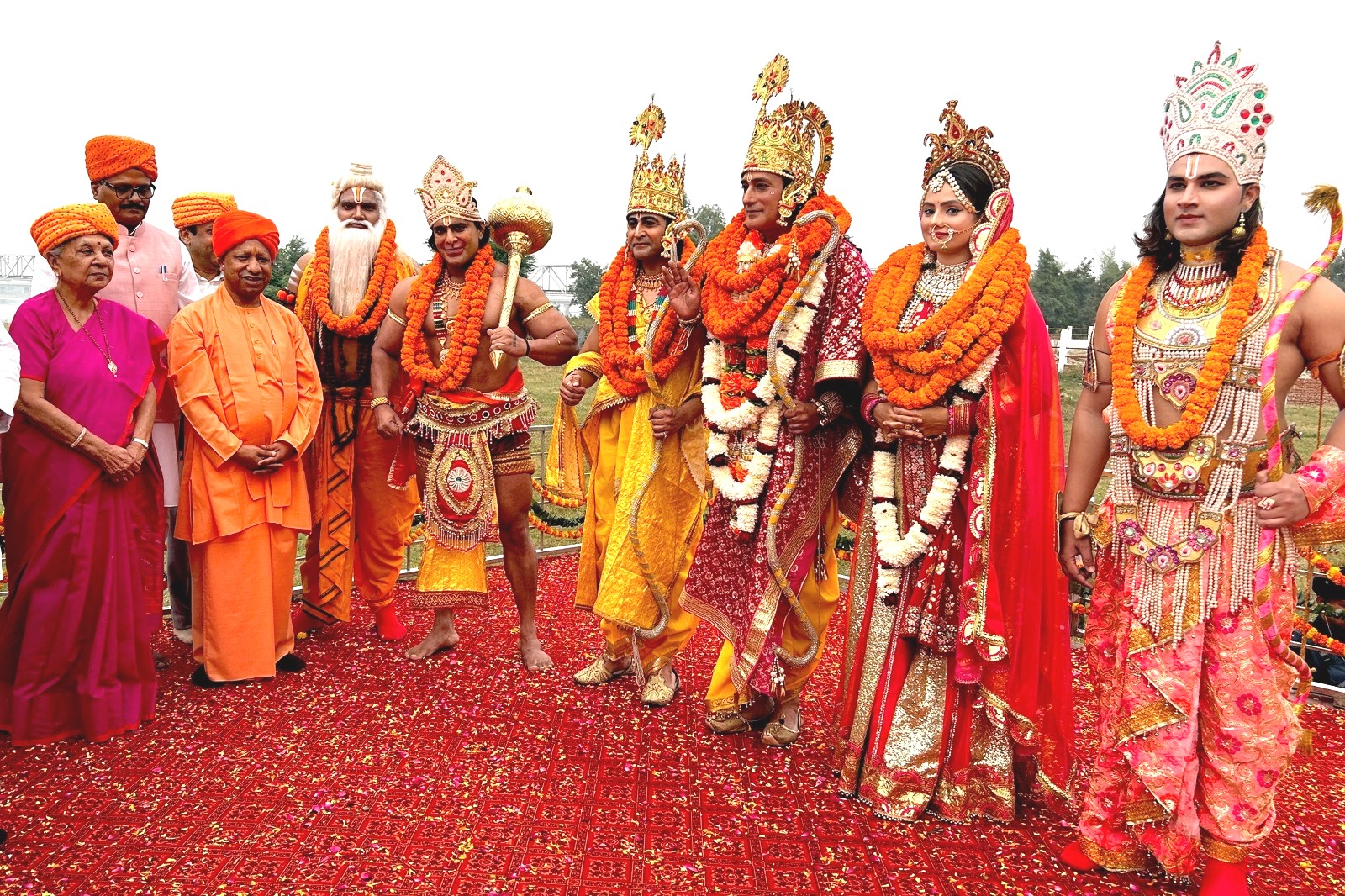 Ayodhya Deepawali 2023: Lord Shri Ram reached Ayodhya, flowers were showered by helicopter, see photo