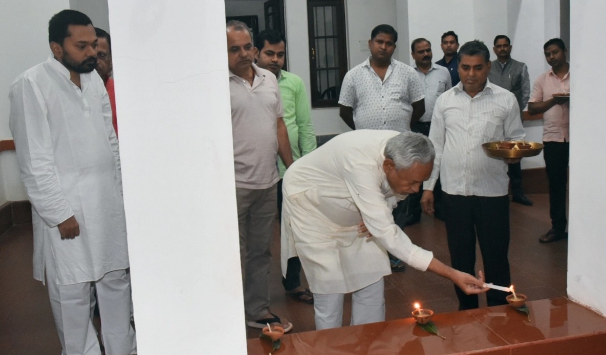 Diwali 2023: CM Nitish Kumar celebrated Diwali with his son, decorated the entire CM residence complex with lamps.