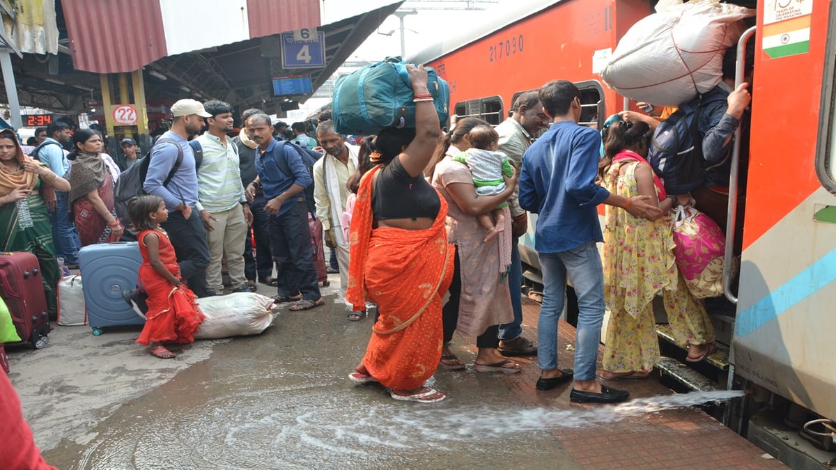 PHOTOS: Crowd of passengers gathered at railway stations before Chhath in Bihar, even ticket holders are troubled in reaching their seats.