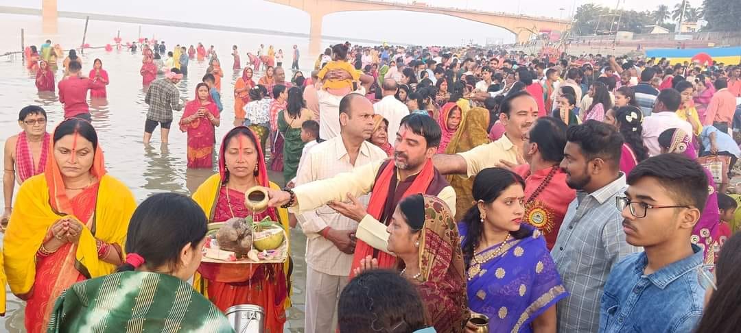 Chhath Puja 2023: Arghya offered to the setting Lord Sun, see how the view is from the house to the ghat.