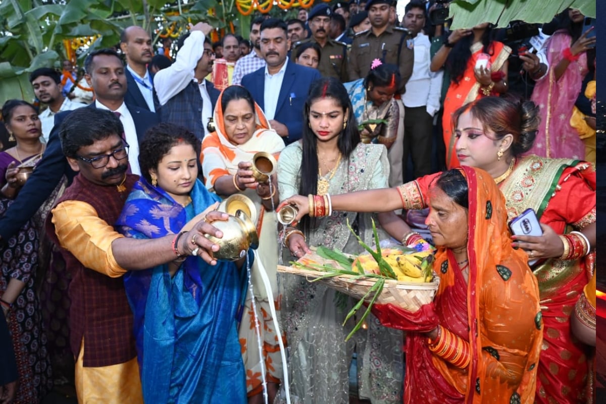 PHOTOS: Unique celebration of Chhath, CM Hemant Soren along with family members of laborers and waiters offered prayers to the Sun in Ranchi.