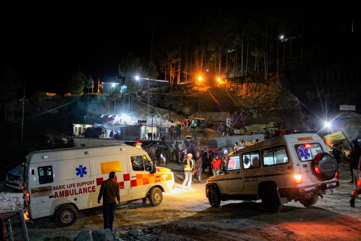 Uttarkashi: NDRF team entered Silkyara tunnel, 41 bedded hospital ready, 30 ambulances on alert.