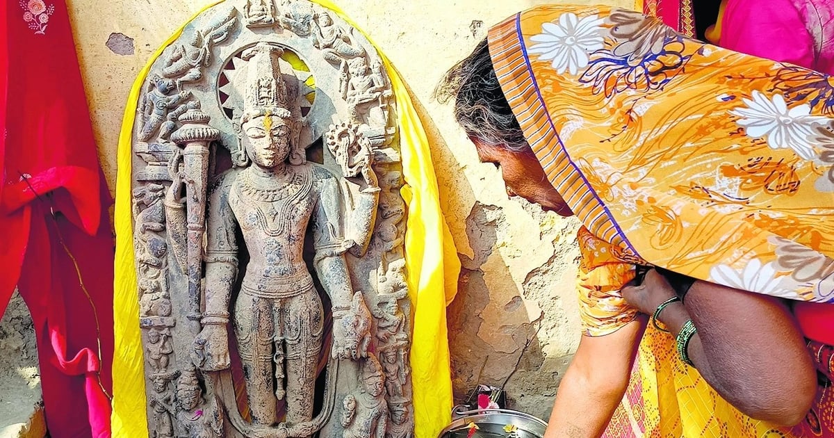 Ancient idol of Lord Vishnu found from the fields in Gopalganj, villagers built a road, now a temple will be built